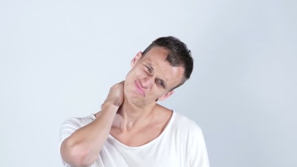 Hombre de negocios dolor de cuello después de trabajar en la oficina demasiado tiempo, Neckache — Vídeos de Stock