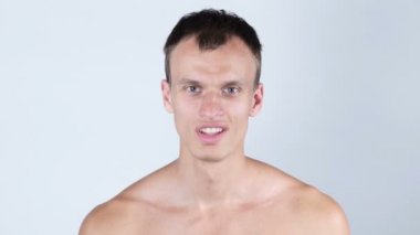 İyi bir haber üstsüz genç adam portresi aldığı