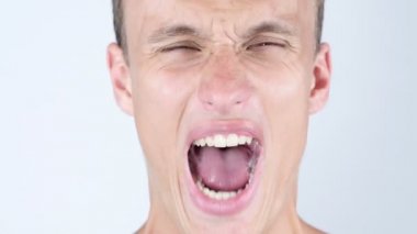 Yakın çekim kızgın, üzgün, depressesd, çığlık genç adam portresi