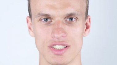 Kamera için Müşteri Hizmetleri, Online Chat konuşurken izole genç iş adamı