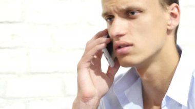 Yeni office projesinde tartışırken telefonda konuşan işadamı