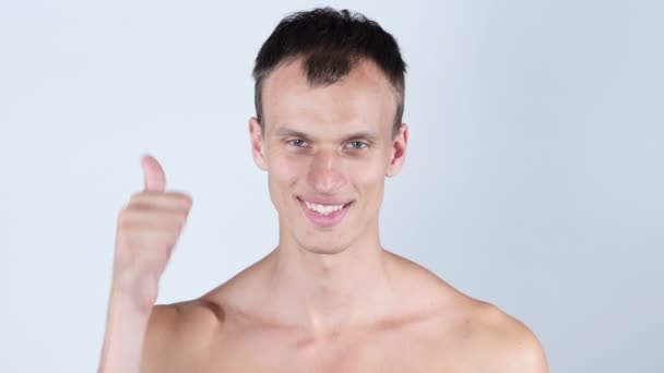 Retrato de un joven en topless sonriente con el pulgar hacia arriba — Vídeo de stock