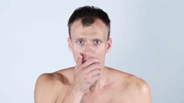 Portret van knappe topless man, verbaasd en geschokt — Stockvideo