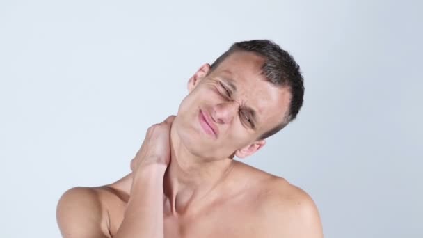 Studio shot of sportsman with pain in neck — Stock Video