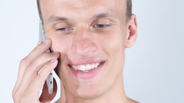 Portret van gelukkig jongeman slimme telefoon beantwoorden op witte achtergrond — Stockvideo