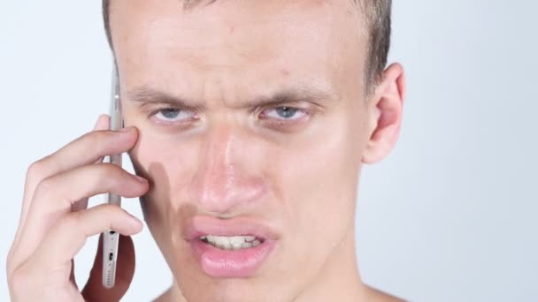 Rozzuřený muž na telefonu, zlobí — Stock video