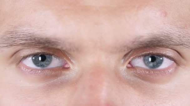 Handvoll attraktiver junger Mann Augen aus nächster Nähe — Stockvideo