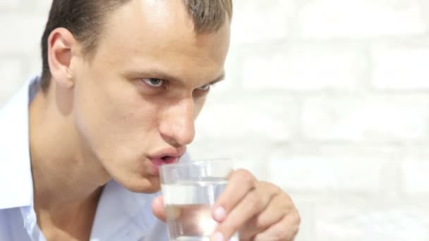 Hombre de negocios guapo en tela casual agua potable en la oficina — Vídeos de Stock