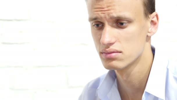 Портрет несчастного, грустного, напряженного, подавленного серьезного бизнесмена — стоковое видео
