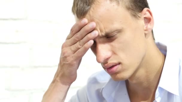 Üzgün, depresif genç adam yorgun — Stok video