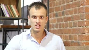 Grafikler, artan kar, genç bussinessman kutluyor başarı büyüyen