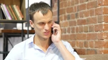 başarılı iş adamı akıllı telefonu konuşurken kutlamak iyi bir haber