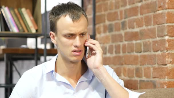 Dühös üzletember beszél a telefonon. Ideges depressziós üzletember — Stock videók