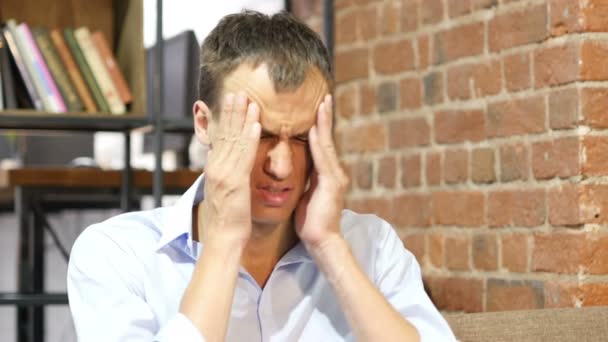 Уставший и напряженный бизнесмен с головной болью, переутомлённый — стоковое видео