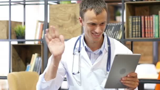 Hombre médico teniendo una conferencia por tableta con el paciente, consulta en línea — Vídeos de Stock