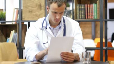 Düşünme erkek doktor okuma aşağı seyir tıbbi ofis - Makaleler