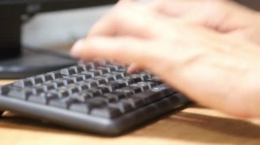 Adamın elleri tipik dizüstü klavye üzerinde bilgisayar online proje üzerinde