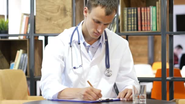 Γιατρός γραπτή συνταγή, ιατρική έκθεση του ασθενούς σε κλινική — Αρχείο Βίντεο