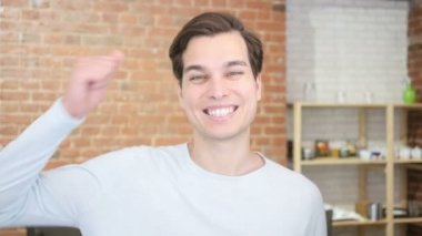 Mutlu genç adam, işadamı kutluyor onun başarı, sevinç heyecan