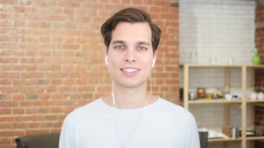 Kulaklýklý mikrofon seti, görüntülü sohbet telefonda ofiste genç adam