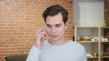 mutlu genç adam cep telefonuyla, sevinç heyecan arıyor