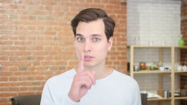 Junger Mann leise Geste mit dem Finger — Stockvideo