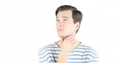 Gülümseyen genç adam izole üzerinde beyaz arka plan düşünüyorum