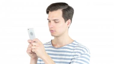 Genç yazarak e-posta, sms dostum, akıllı telefon, izole beyaz arka plan Masaj