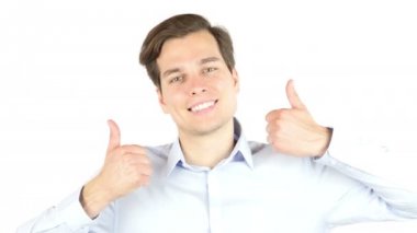 Adam beyaz arka plan karşı son derece mutlu el başparmak