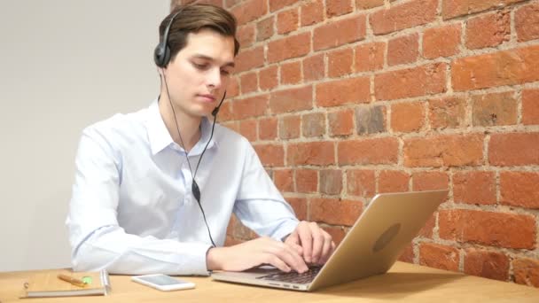 Przedstawiciel firmy za pomocą słuchawki do rozmów na hot line — Wideo stockowe
