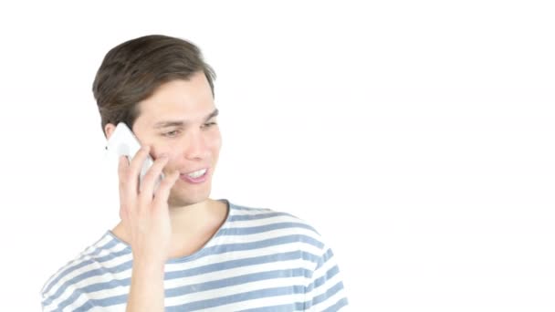 Jonge man glimlachend en praten over slimme telefoon — Stockvideo