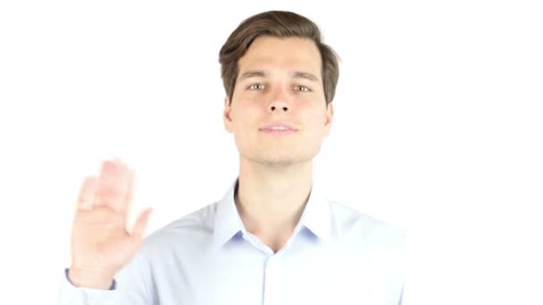 Junger Mann grüßt in Kamera, isolierter weißer Hintergrund — Stockvideo