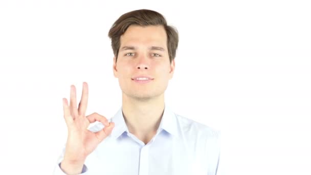 Všechno je v pořádku! Šťastný mladý muž gestikuluje OK znamení a usmívá — Stock video