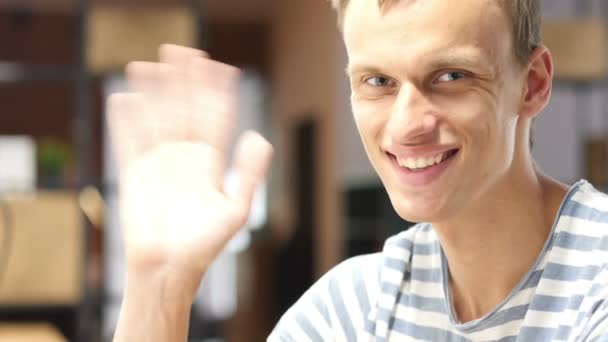 Video Call Chat by Young Man, Conceito de conversa de reunião, Vista da câmera — Vídeo de Stock