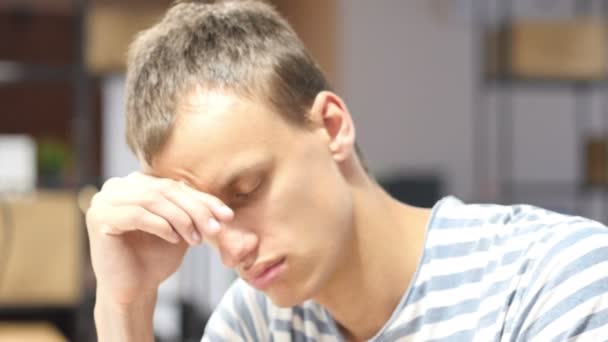 Uczucie wyczerpania. Sfrustrowany młody mężczyzna spanie w pracy w biurze — Wideo stockowe
