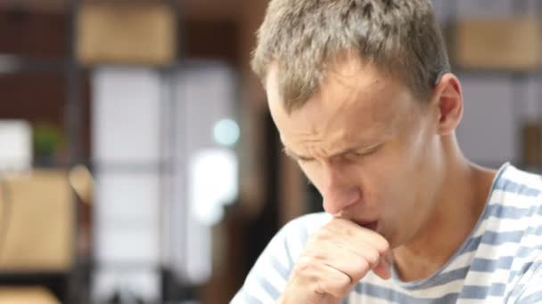Hosta sjuk ung man i Casual kläder på jobbet — Stockvideo