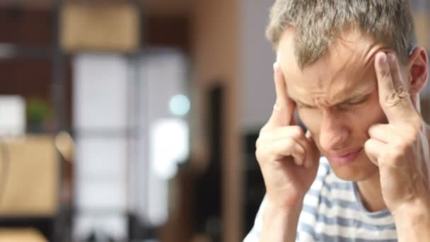 Frustrerad affärsman med huvudvärk, smärta i huvud, arbetsbelastning — Stockvideo