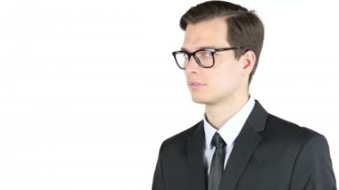 Kameraya bakarak gülen yetişkin iş adamı