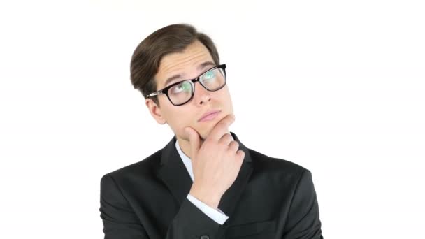 Серьезный бизнесмен думает, изолированный на белом фоне — стоковое видео