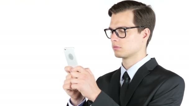 Professionale uomo d'affari messaggistica, sms o e-mail sul suo smartphone — Video Stock