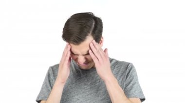 Beyaz bitti izole bir baş ağrısı - genç adamla sinirli ve yorgun