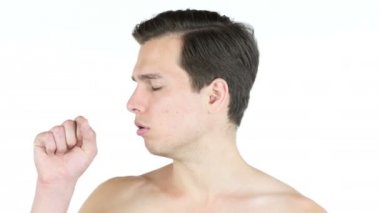 Grip nedeniyle öksürük genç adam portresi.
