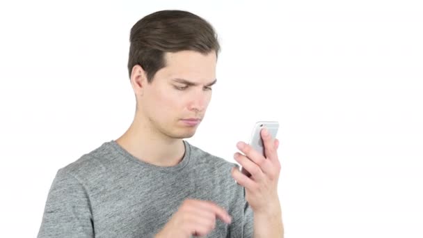 Close up van zakenman hand typen van e-mail, sms, massage op smartphone — Stockvideo