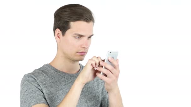Φοιτητής χρησιμοποιώντας Smartphone σε άσπρο φόντο. Κοιτάζοντας βιαστικά σε απευθείας σύνδεση — Αρχείο Βίντεο
