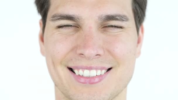 Adulte jeune homme sourire, après un traitement orthodontique avec des appareils — Video