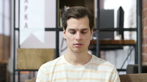 Cansado joven sobrecargado de trabajo duerme, mientras está sentado — Vídeos de Stock