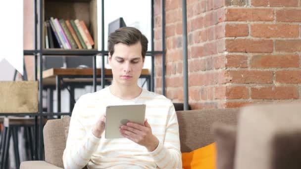 Bankéř muž vyhledává informace na finančním trhu prostřednictvím digitální tabletu — Stock video