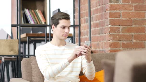 Hombre navegar por Internet en el teléfono inteligente, la educación y el concepto de Internet — Vídeos de Stock