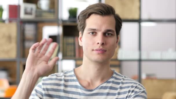 Potret pemuda santai pria bisnis melambaikan tangan ke kamera, desainer — Stok Video