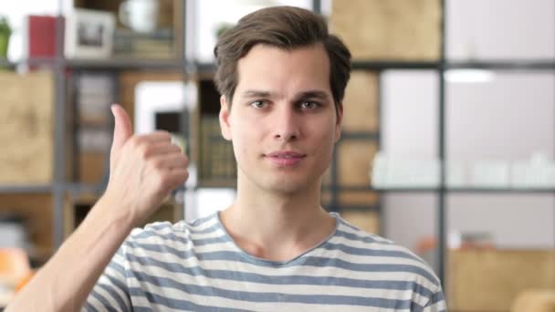 Hombre de negocios feliz o creativo Pulgar hacia arriba — Vídeos de Stock